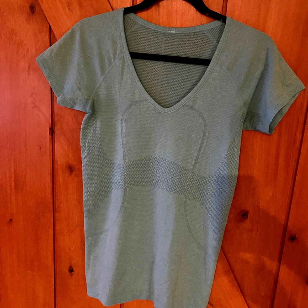 Lululemon tshirt